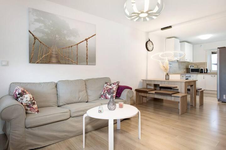 Apartment Rd *